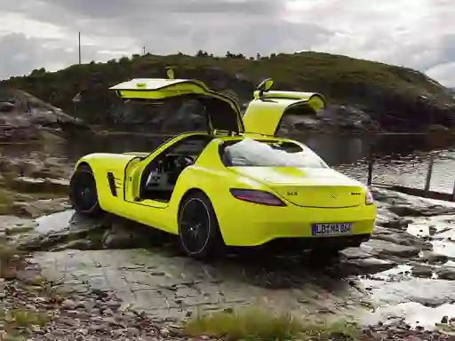 Mercedes-Benz SLS E-Cell Puzzle — free online game